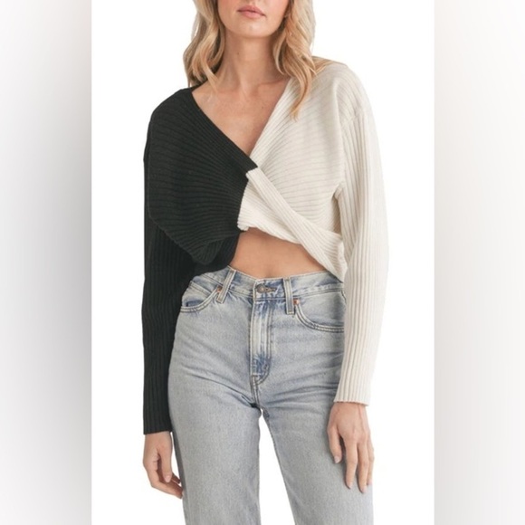 Lush Women’s NWT Twist front Black and White Cropped Sweater size Small - Picture 1 of 12